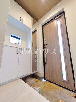 ≪1号棟　玄関≫自然光を取り入れ明るい空間になるよう設計された玄関です。　【府中市是政２丁目】／撮影日2026/03/08