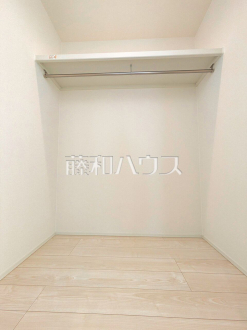 ≪1号棟　収納≫ウォークインクローゼットは、お洋服等がたくさん収納できて便利です。【府中市是政２丁目】／撮影日2026/03/08