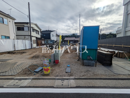 ≪2号棟　外観≫道路から奥まった住まいは、車や人通りも気にならずプライバシーの確保された住空間を保つことができます。【府中市是政２丁目】／撮影日2025/12/13
