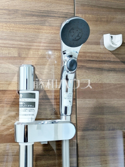 8号棟　スイッチ付シャワーヘッド　【新座市池田４丁目】　浴室のシャワーは手元で止水ができるスイッチ付シャワーヘッドにより、さらに節水効果がアップします。／撮影日2026/04/10