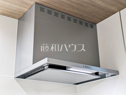 8号棟　レンジフード　【新座市池田４丁目】　お手入れのしやすいレンジフードは見た目もスッキリしていて、料理時の油煙やニオイを効率的に外に出せます。／撮影日2026/04/10