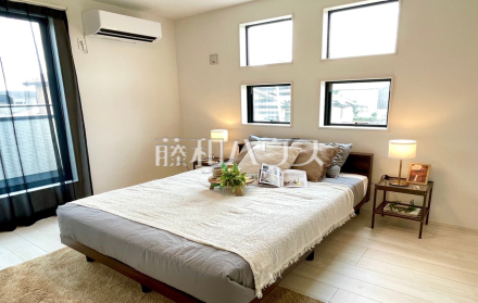 1号棟　明るいカラーが採用されたお部屋は居室やワークスペースとして気持ち良く過ごせそうですね。　【富士見市大字水子】／撮影日2025/12/06