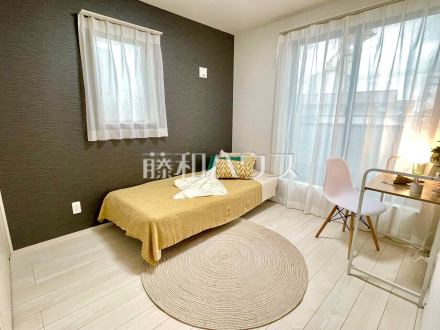 1号棟　アクセントクロスが空間を華やかに色づけます。　【富士見市大字水子】／撮影日2025/12/06