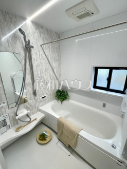 1号棟　浴室は湿気がたまりやすいですが、窓があるだけで換気もできてカビ対策にもなるので嬉しいですね。 　【富士見市大字水子】／撮影日2025/12/06