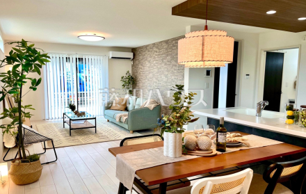 1号棟　約19帖のゆったりリビング。家族でテーブルを囲む素敵な時間をお愉しみ下さい。 　【富士見市大字水子】／撮影日2025/12/06