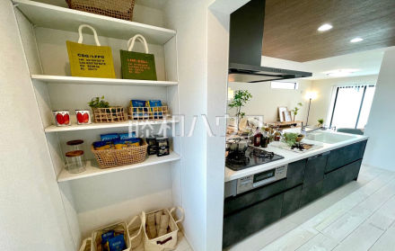 1号棟　キッチンに隣接して備え付けのパントリーは便利な収納スペースです。食品のストック・飲料水・災害用の備蓄品まで収納できます。 　【富士見市大字水子】／撮影日2025/12/06