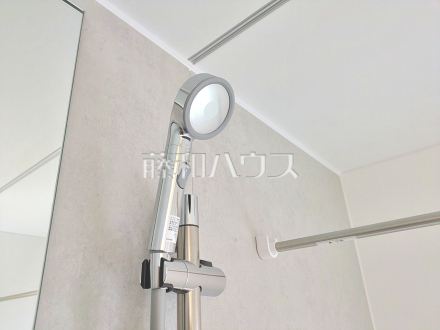 2号棟　スイッチ付シャワーヘッド　【小平市小川町１丁目】　浴室のシャワーは手元で止水ができるスイッチ付シャワーヘッドにより、さらに節水効果がアップします。／撮影日2026/08/21