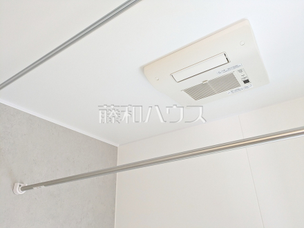 2号棟　浴室乾燥機　【小平市小川町１丁目】　雨の日の強い味方！浴室換気乾燥機付きユニットバスで洗濯物が乾かせます。／撮影日2026/08/21