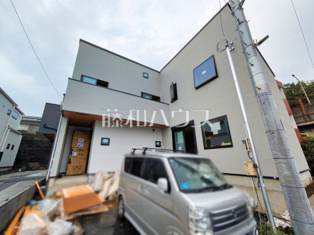 1号棟 外観 【日野市大坂上3丁目】順調に工事が進んでいます。実際の街並みの様子が段々見えて参りました。ぜひ実際に現地をご見学下さいませ。/撮影日2026/08/22
