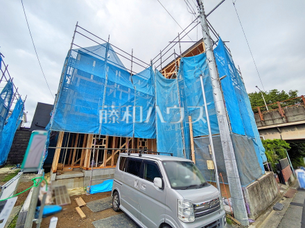1号棟　外観【日野市大坂上３丁目】家の骨組みなど、完成後は確認ができないような構造をご覧いただけます！まだブルーシートが被っておりますので、安全にご案内させていただくため、ぜひお問い合わせください。／撮影日2026/07/03