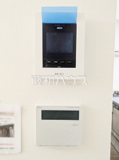 2号棟　防犯に役立つTVモニター付インターフォン/給湯器　【調布市深大寺東町４丁目】　TVモニター付きインターホン訪問者がわかるTVモニター付インターホンは、お子様のお留守番にも活躍するかも？！/追焚機能付で時間差入浴もOK追焚き機能付きなので、生活時間の違う家族に便利です。／撮影日2026/04/13