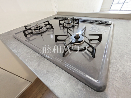 2号棟　キッチンコンロ　【調布市深大寺東町４丁目】／撮影日2026/04/13