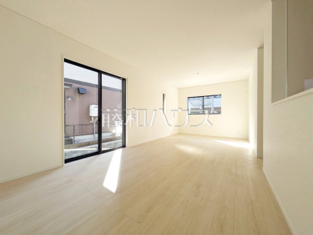 1号棟　家族の存在を近くに感じ、心安らぐこの空間はいつも心地よく、気が付けば楽しい一日が終わろうとしている、そんな憩いのリビングです。　【練馬区大泉町３丁目】／撮影日2026/04/02