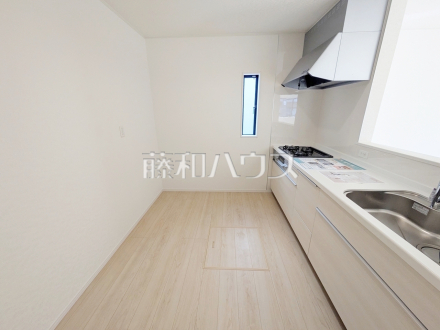 1号棟　リビングにいるご家族を見渡せる対面キッチン。リビングからキッチンが見えるので、小さなお子様もママの様子が見えて安心ですね。　【練馬区大泉町３丁目】／撮影日2026/04/02