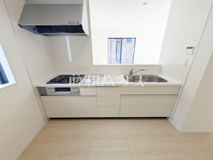 1号棟　使いやすくスタイリッシュなシステムキッチンには、毎日お使いになる方の視点が存分に活かされています。　【練馬区大泉町３丁目】／撮影日2026/04/02