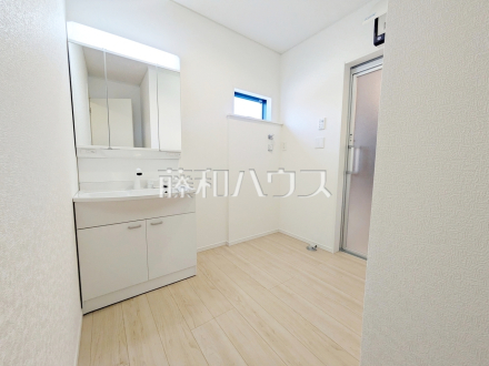 1号棟　洗面室には三面鏡付きの洗面台。鏡の裏にも収納があり、歯ブラシや化粧品等もすっきり収納できて朝の準備がスムーズです　【練馬区大泉町３丁目】／撮影日2026/04/02