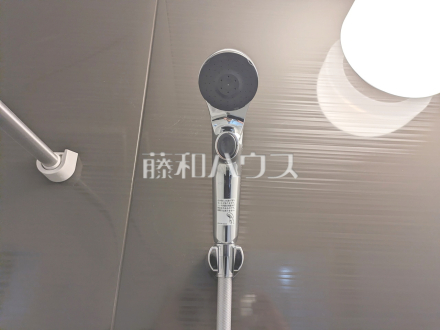 2号棟　スイッチ付シャワーヘッド　【東村山市諏訪町１丁目】　浴室のシャワーは手元で止水ができるスイッチ付シャワーヘッドにより、さらに節水効果がアップします。／撮影日2026/04/10