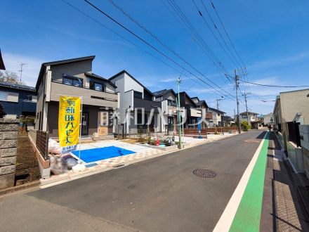 接道状況および現場風景　【東久留米市小山５丁目】  平日のご案内も可能です。まずはお気軽にお問合せ下さいませ。 ／撮影日2026/04/17