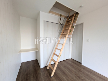 1号棟　居室(小屋裏収納はしご)　【東久留米市小山５丁目】／撮影日2026/05/02