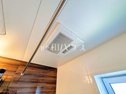 浴室乾燥機(浴室内上部)
　雨の日の強い味方！浴室換気乾燥機付きユニットバスで洗濯物が乾かせます／撮影日2026/04/17