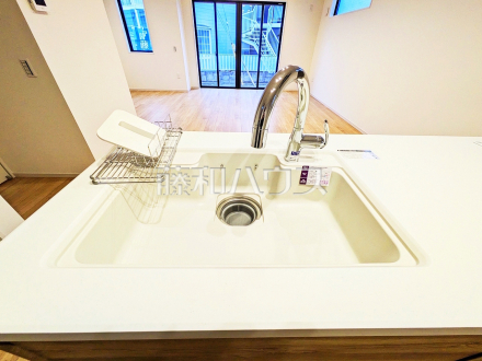 一体型のシンクは接合部に段差やスキマが無いから、お掃除しやすいです。手をかざすだけで操作できるタッチレス水栓で料理や後片付けが楽になります。　【練馬区東大泉６丁目】／撮影日2026/03/09