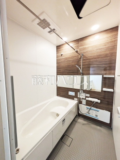 一日の疲れを癒してくれるバスルームは、ゆったりと半身浴をしながら読書を楽しんだりお子様と一緒に入浴したりと寛げる空間です。　【練馬区東大泉６丁目】／撮影日2026/03/09