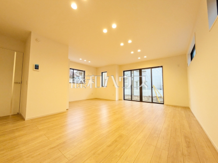 家族の存在を近くに感じ、心安らぐこの空間はいつも心地よく、気が付けば楽しい一日が終わろうとしている、そんな憩いのリビングです。　【練馬区東大泉６丁目】／撮影日2026/03/09