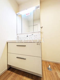 洗面室には三面鏡付きの洗面台。鏡の裏にも収納があり、歯ブラシや化粧品等もすっきり収納できて朝の準備がスムーズです　【練馬区東大泉６丁目】／撮影日2026/03/09