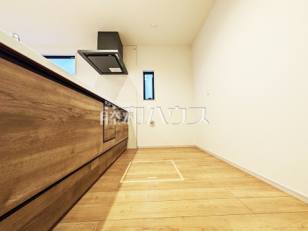 会話の弾む対面キッチンは自然とご家族の中心に。家族団らんの時間が増えることでしょう。　【練馬区東大泉６丁目】／撮影日2026/03/09