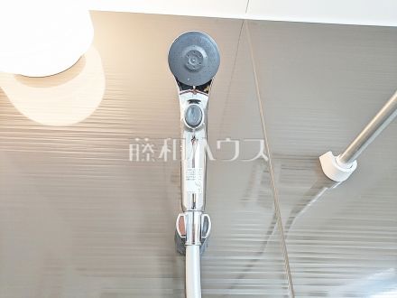 スイッチ付シャワーヘッド　【八王子市追分町】　浴室のシャワーは手元で止水ができるスイッチ付シャワーヘッドにより、さらに節水効果がアップします。／撮影日2026/05/11