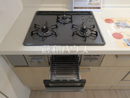 1号棟　3口ガスコンロ　【朝霞市幸町１丁目】／撮影日2026/04/02