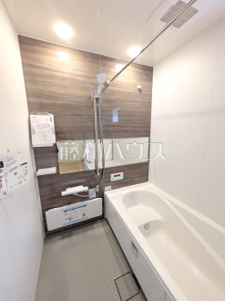 一日の疲れを癒してくれるバスルームは、ゆったりと半身浴をしながら読書を楽しんだりお子様と一緒に入浴したりと寛げる空間です。　【練馬区土支田２丁目】／撮影日2026/04/09