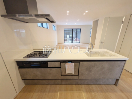 使いやすくスタイリッシュなシステムキッチンには、毎日お使いになる方の視点が存分に活かされています。　【練馬区土支田２丁目】／撮影日2026/04/09