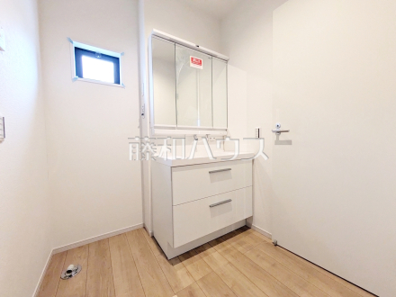 洗面室には三面鏡付きの洗面台。鏡の裏にも収納があり、歯ブラシや化粧品等もすっきり収納できて朝の準備がスムーズです　【練馬区土支田２丁目】／撮影日2026/04/09