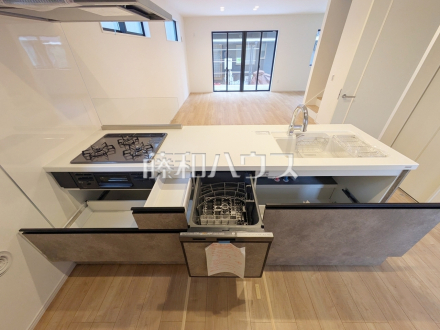 スライド収納付きシステムキッチン。大きな鍋やフライパンの出し入れもスムーズです。家事時間を短縮する食洗機付き。　【練馬区土支田２丁目】／撮影日2026/04/09