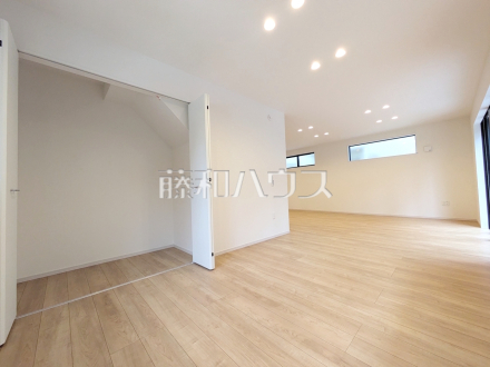 家族の存在を近くに感じ、心安らぐこの空間はいつも心地よく、気が付けば楽しい一日が終わろうとしている、そんな憩いのリビングです。　【練馬区土支田２丁目】／撮影日2026/04/09