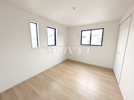 居室は2面採光により明るく開放的な空間となっています。　【練馬区土支田２丁目】／撮影日2026/04/09