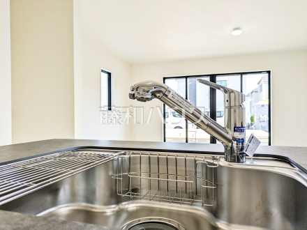 4号棟　浄水器一体型水栓　【国分寺市高木町１丁目】　 いつでもおいしいお水が飲める浄水器一体型水栓も完備 ／撮影日2026/04/03