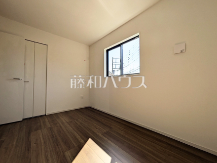 ≪1号棟　納戸≫納戸は２面採光＋クローゼット付きで居室としてもご利用可　【府中市分梅町５丁目】／撮影日2026/02/21