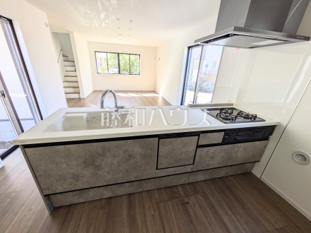 ≪1号棟　キッチン≫ビルトイン食洗機は毎日の家事を軽減させてくれます。またワークトップも広々使え機能性も向上します。　【府中市分梅町５丁目】／撮影日2026/02/21