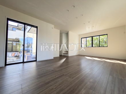 ≪1号棟　リビング≫南側に大きな窓を設け、昼間は電気をつけずに過ごせる、明るい空間となるよう設計いたしました。　【府中市分梅町５丁目】／撮影日2026/02/21