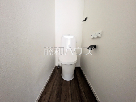 ≪1号棟　トイレ≫温水洗浄便機能付きトイレで清潔にご使用いただけます。　【府中市分梅町５丁目】／撮影日2026/02/21