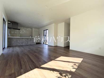 ≪1号棟　リビング≫ナチュラルな色を基調とした落ち着きのあるリビングダイニングは、リラックスできる癒し空間です。【府中市分梅町５丁目】／撮影日2026/02/21