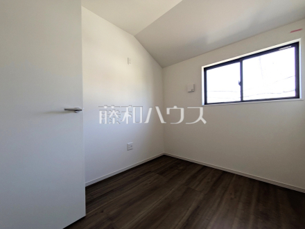 ≪1号棟　居室≫木目が美しいウッディなフローリングの居室は、穏やかで心安らぐ空間となるでしょう。　【府中市分梅町５丁目】／撮影日2026/02/21