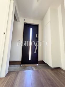 ≪1号棟　玄関≫自然光を取り入れ明るい空間になるよう設計された玄関です。　【府中市分梅町５丁目】／撮影日2026/02/21