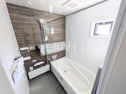 ≪1号棟　浴室≫ゆったり寛げる1坪タイプのユニットバス。疲れたからだを癒してあげてください。【府中市分梅町５丁目】／撮影日2026/02/21