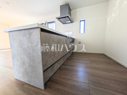 ≪1号棟　キッチン≫窓のある明るい空間！対面式なのでコミュニケーションの取りやすいキッチンです☆　【府中市分梅町５丁目】／撮影日2026/02/21