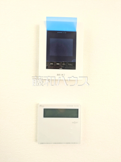 2号棟　TVモニター付きインターホン・浴室給湯リモコン　【府中市分梅町５丁目】　(上)TVモニター付きインターホンのため訪問者がひと目で分かります。　
(下)追焚き機能付きなので、生活時間の違う家族に便利です。　／撮影日2026/03/05