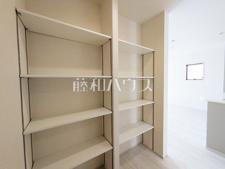 1号棟　キッチン横収納　【与那原町字与那原】／撮影日2026/01/29