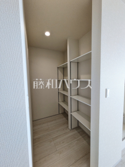 1号棟　キッチン横収納　【与那原町字与那原】／撮影日2026/01/29